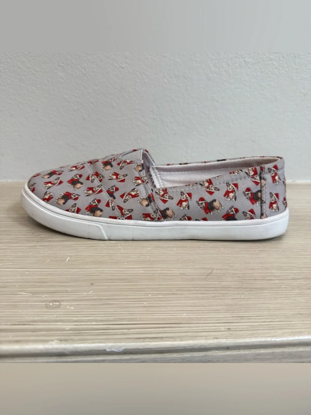 Isaac Mizrahi Corgi Dog Christmas Shoe Women's 8 slip-on sneakers